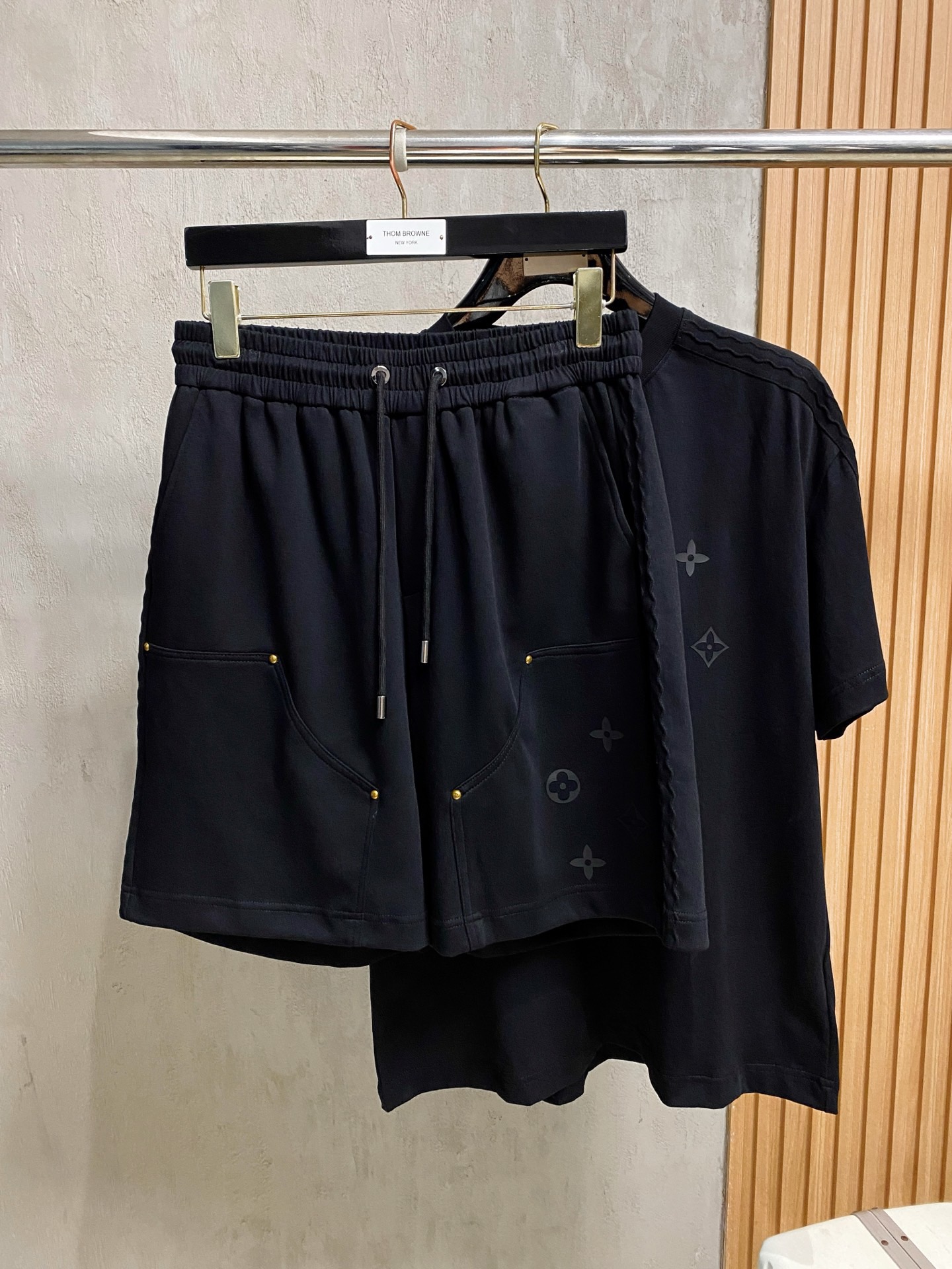 Louis Vuitton上下2点セットアップ　ルイヴィトン　半袖Ｔシャツと半ズボン　LVカジュアルウェア　モノグラム　メンズ　ブラック - 画像 3
