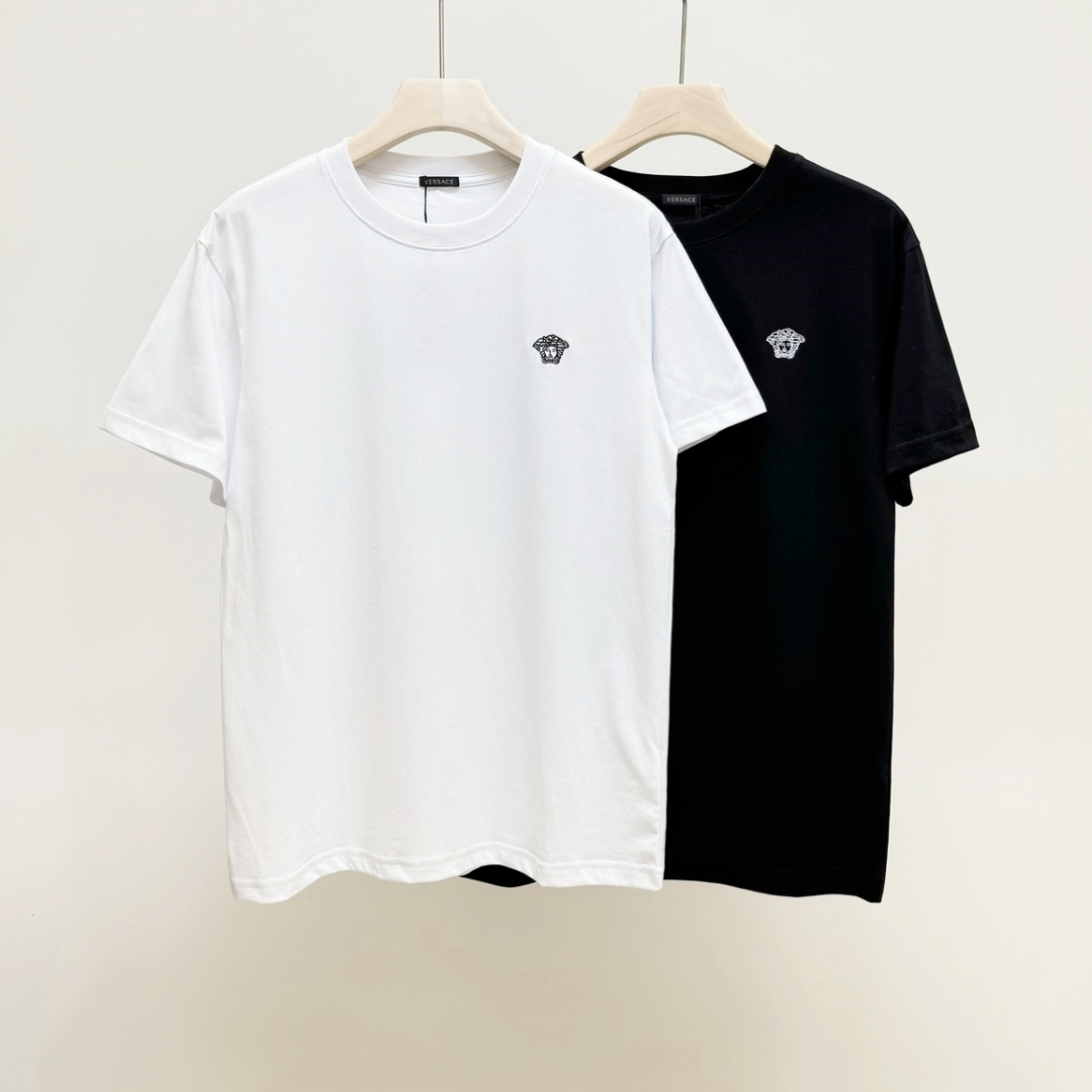 ヴェルサーチ　Versace　半袖シャツ　コットン　刺繍ロゴ　シャツ　クルーネック　メンズTシャツ　T-shirt　2色
