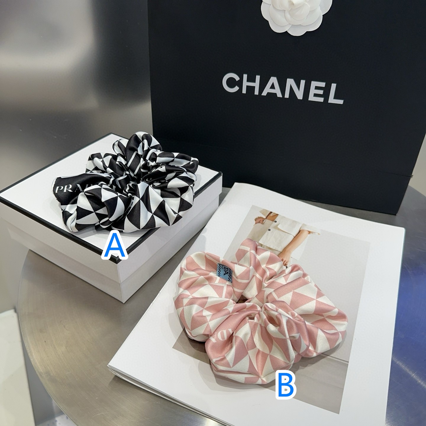 プラダ　PRADA　上品　アクセサリー　おしゃれ　ヘアアレンジ　カジュアル　シュシュ
