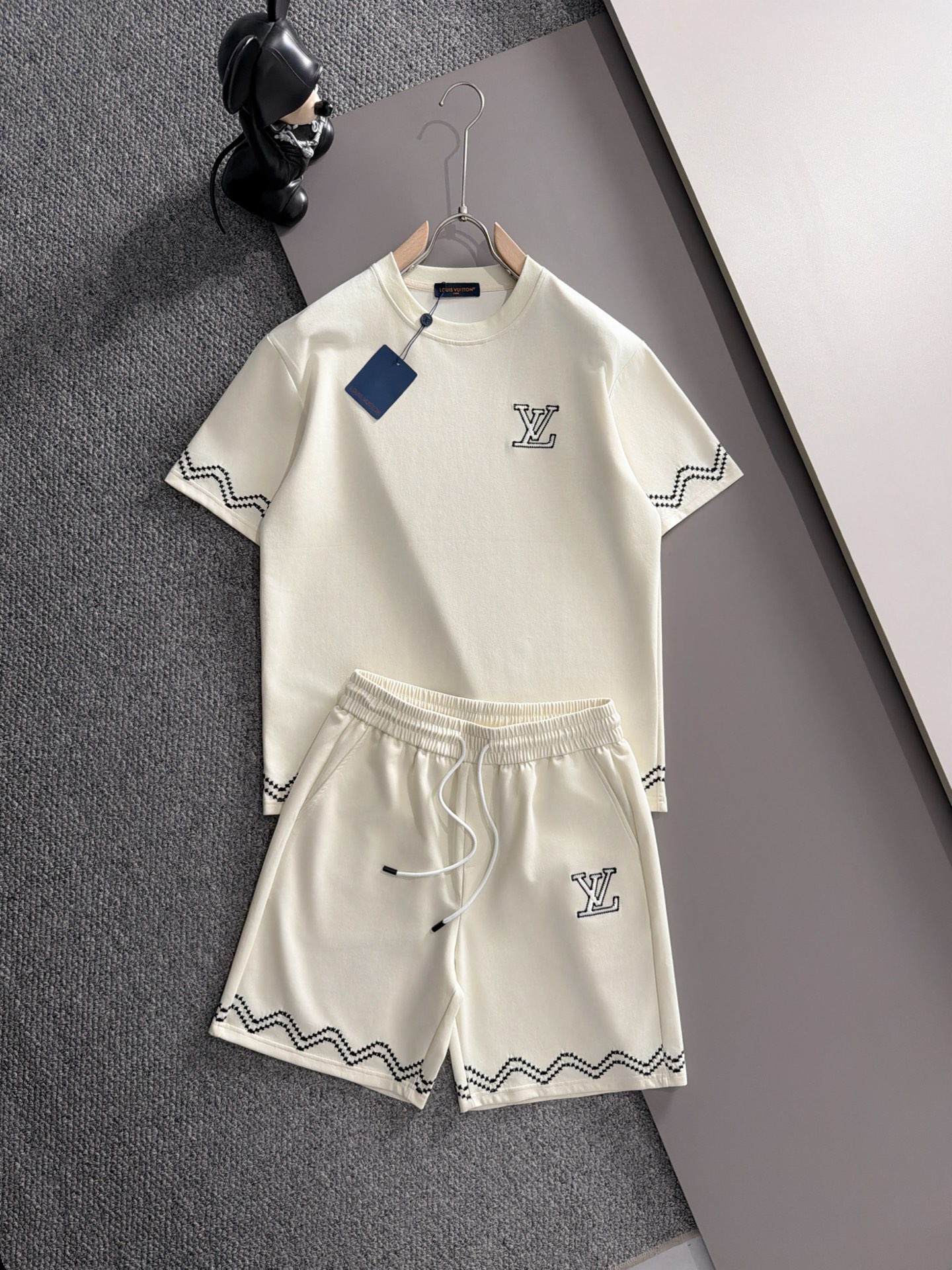 ルイヴィトン Louis Vuittonセットアップ 上下2点セット モノグラム 半袖Tシャツとショートパンツ LVカジュアルウェア 3色 - 画像 6