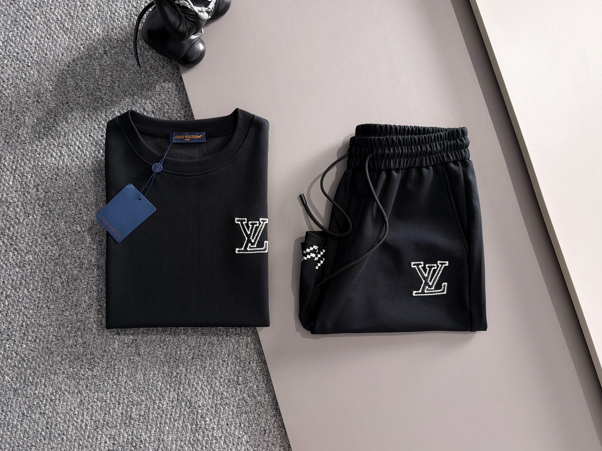 ルイヴィトン Louis Vuittonセットアップ 上下2点セット モノグラム 半袖Tシャツとショートパンツ LVカジュアルウェア 3色 - 画像 3