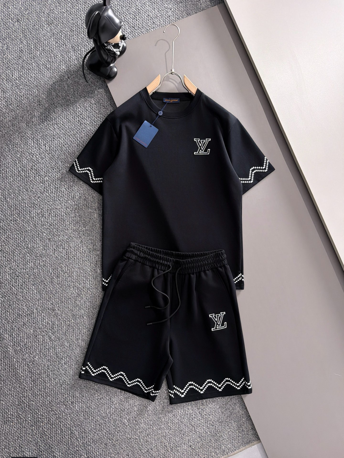 ルイヴィトン Louis Vuittonセットアップ 上下2点セット モノグラム 半袖Tシャツとショートパンツ LVカジュアルウェア 3色 - 画像 2