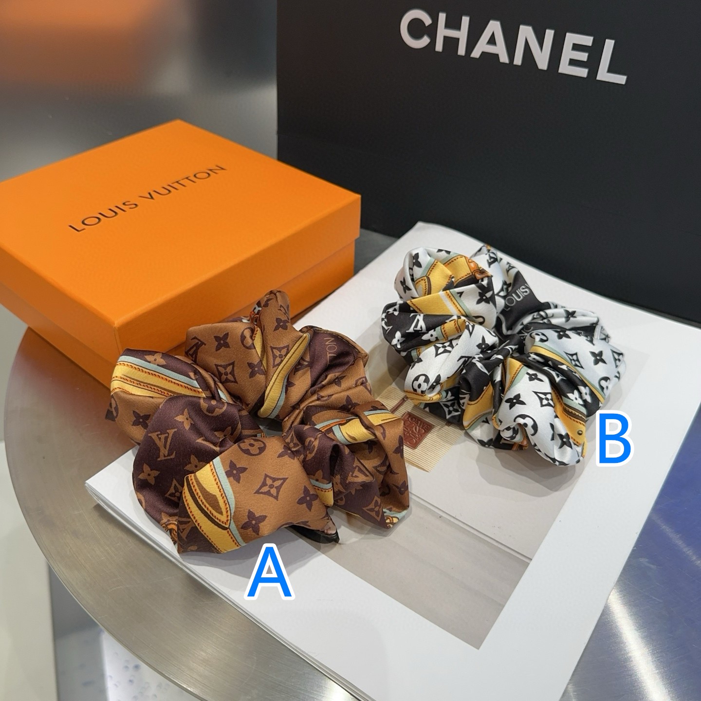 ルイヴィトン　LOUIS VUITTON　モノグラム柄　可愛い　ヘアゴム　アクセサリー　おしゃれ　ヘアアレンジ　カジュアル　シルクシュシュ
