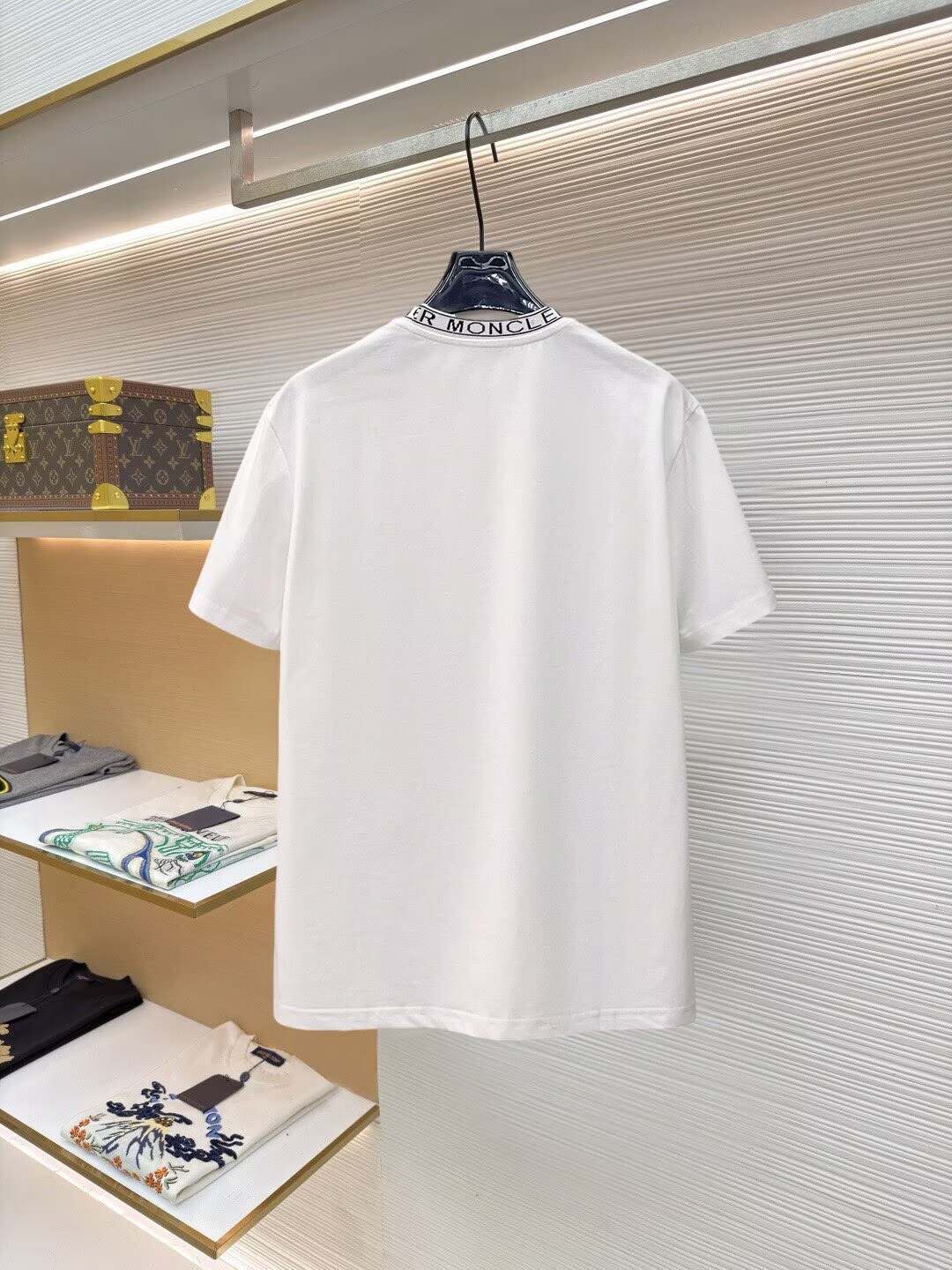 モンクレール　MONCLER　半袖シャツ　プリントシャツ　クルーネックシャツ　ブラック/ホワイト/レッド/グリーン　メンズシャツ　2色 - 画像 3