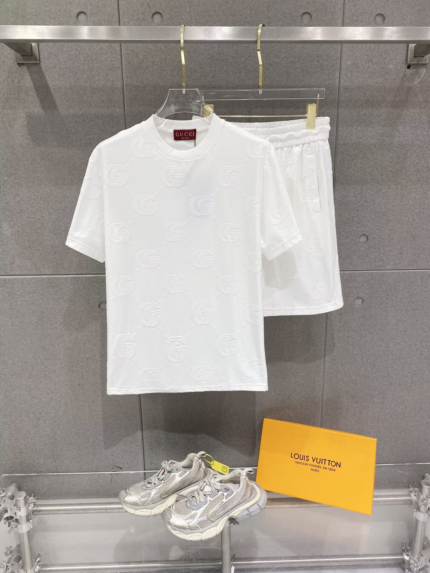 GUCCI上下2点 セットアップ グッチ半袖Ｔシャツと半ズボンの2枚 カジュアルウェア メンズ 男性服 2色 - 画像 2