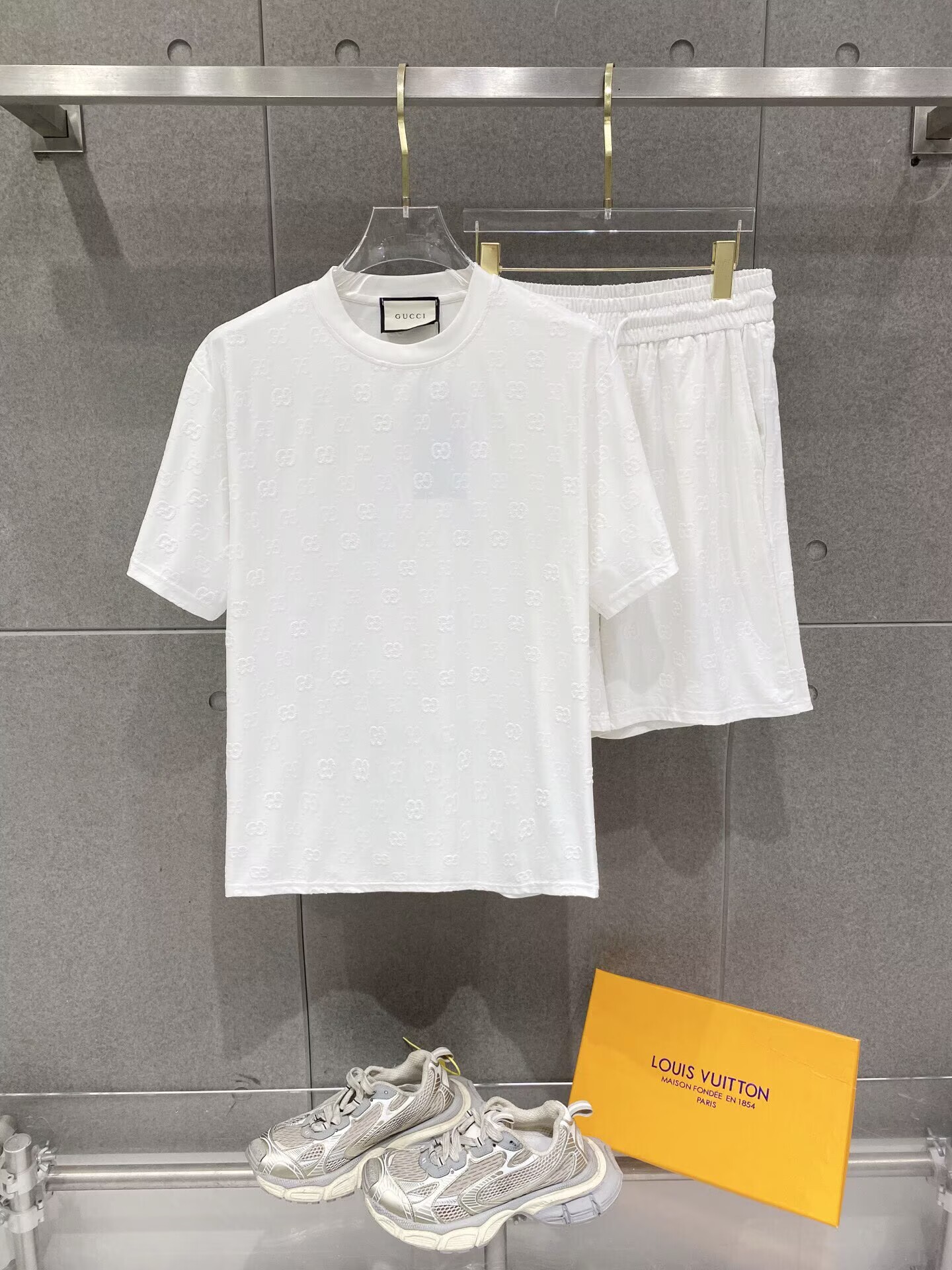 GUCCI　グッチ　上下2点　セットアップ　半袖Ｔシャツと半ズボン　2枚セット　カジュアルウェア　メンズ　男性 - 画像 2