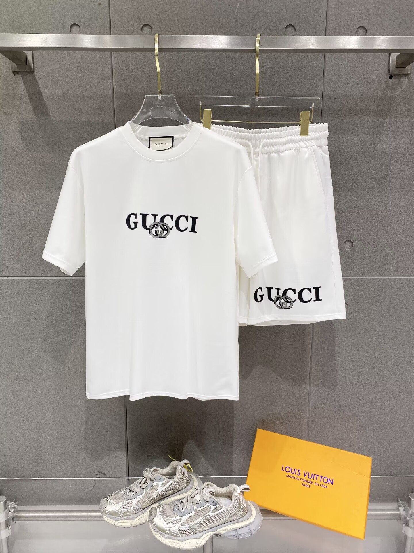 グッチ　セットアップ　GUCCI　上下2点　半袖Ｔシャツと半ズボン　2枚セット　カジュアルウェア　メンズ　男性　2色 - 画像 2