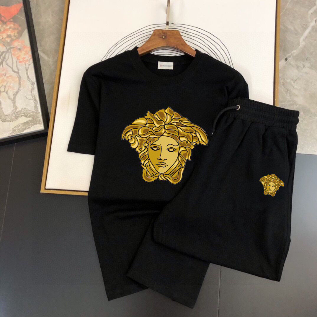 ヴェルサーチ　Versace　セットアップ　上下2点セット メンズ　服　半袖Ｔシャツと半ズボン/ショートパンツ　カジュアルウェア　メンズセット - 画像 2
