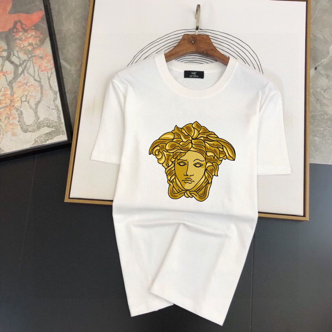 ヴェルサーチ　Versace　セットアップ　上下2点セット メンズ　服　半袖Ｔシャツと半ズボン/ショートパンツ　カジュアルウェア　メンズセット - 画像 4
