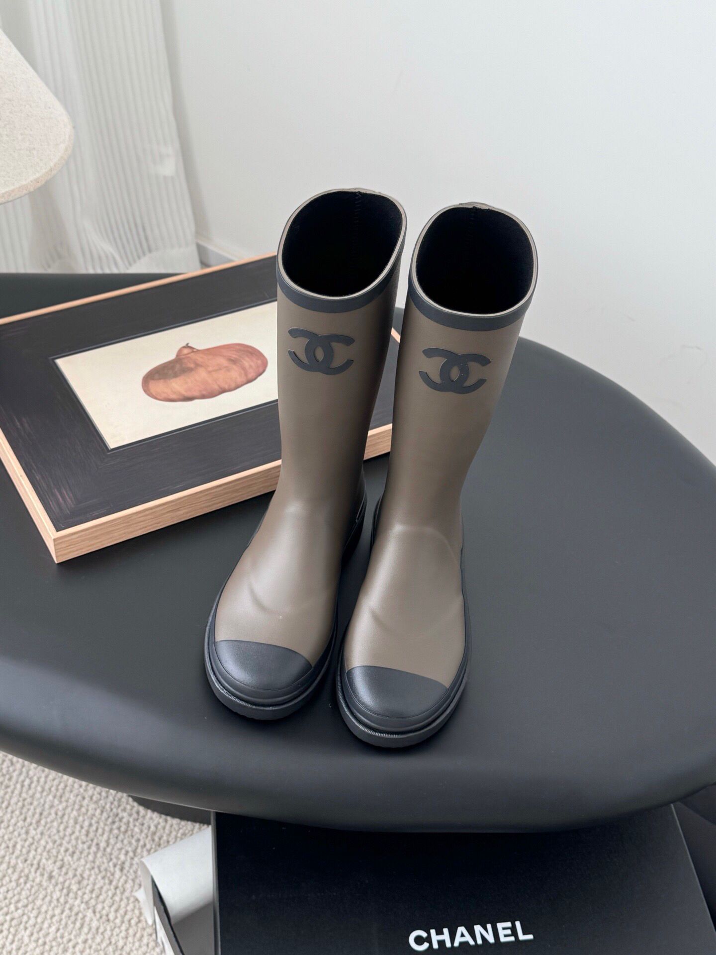 芸能人愛用　CHANEL　シャネル　レインブーツ　ロングブーツ　レディース　長靴　CCロゴ　ラバー素材 - 画像 7