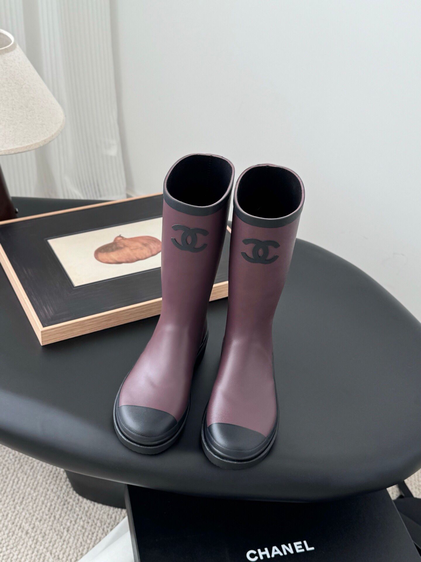 芸能人愛用　CHANEL　シャネル　レインブーツ　ロングブーツ　レディース　長靴　CCロゴ　ラバー素材 - 画像 2