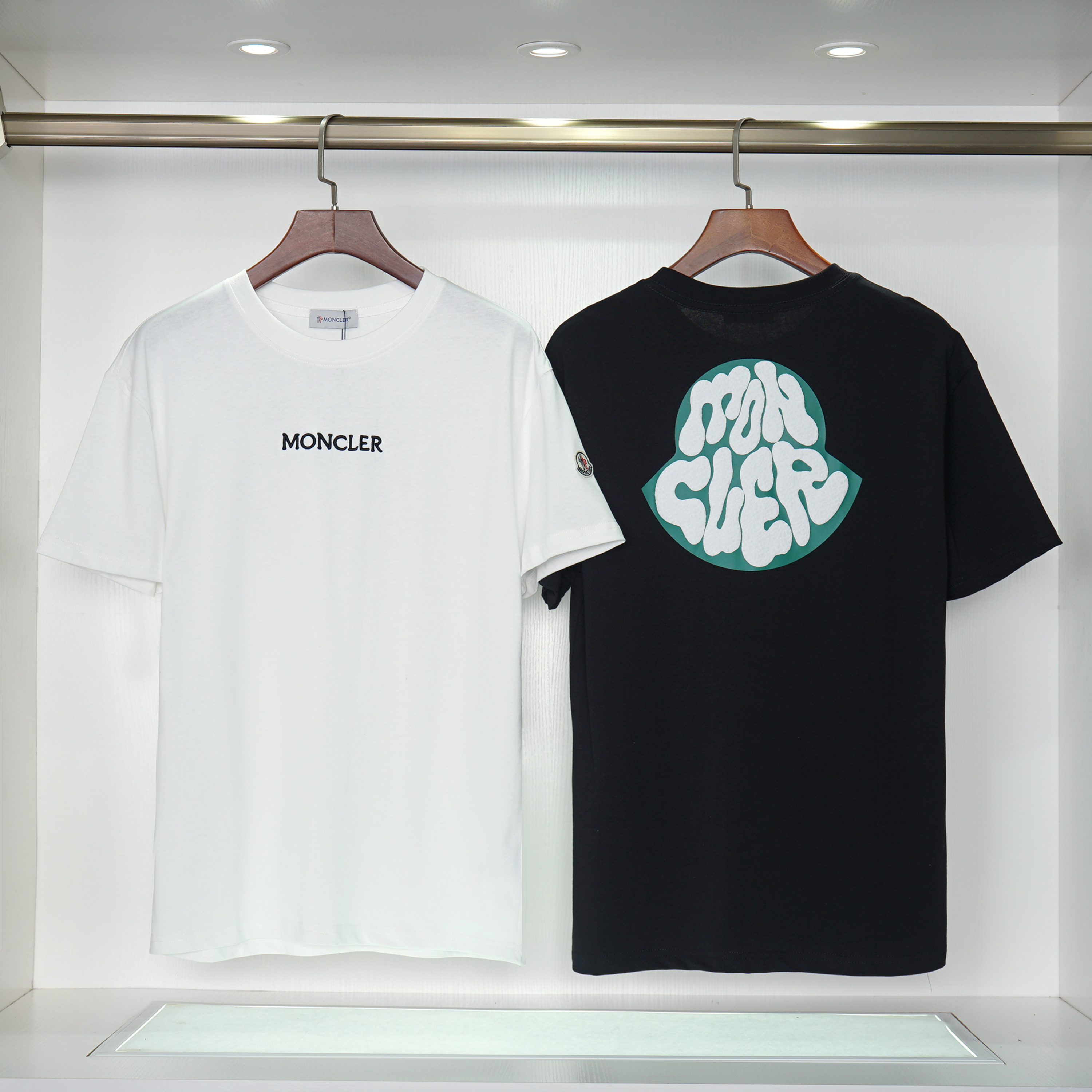 モンクレール　MONCLER　クルーネックシャツ　半袖シャツ　プリントシャツ　ロゴ刺繍　ブラック/ホワイト　2色