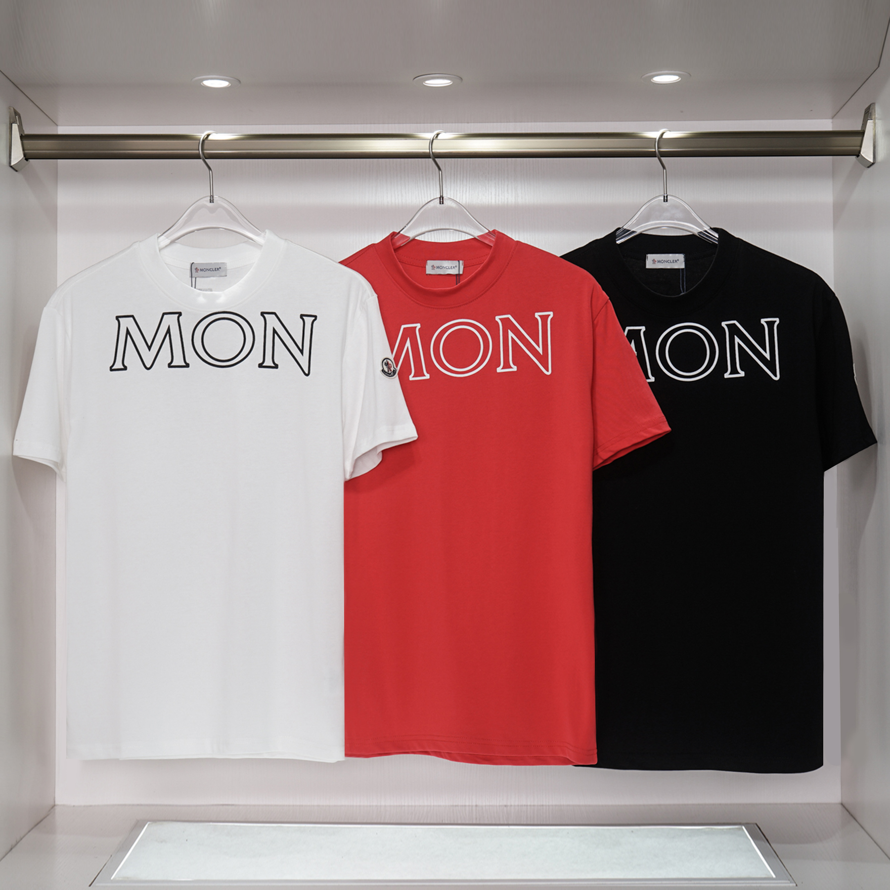 モンクレール　MONCLER　半袖シャツ　ブラック/ホワイト/レッド　メンズシャツ　レディースシャツ　クルーネックシャツ　男女兼用　3色選択可