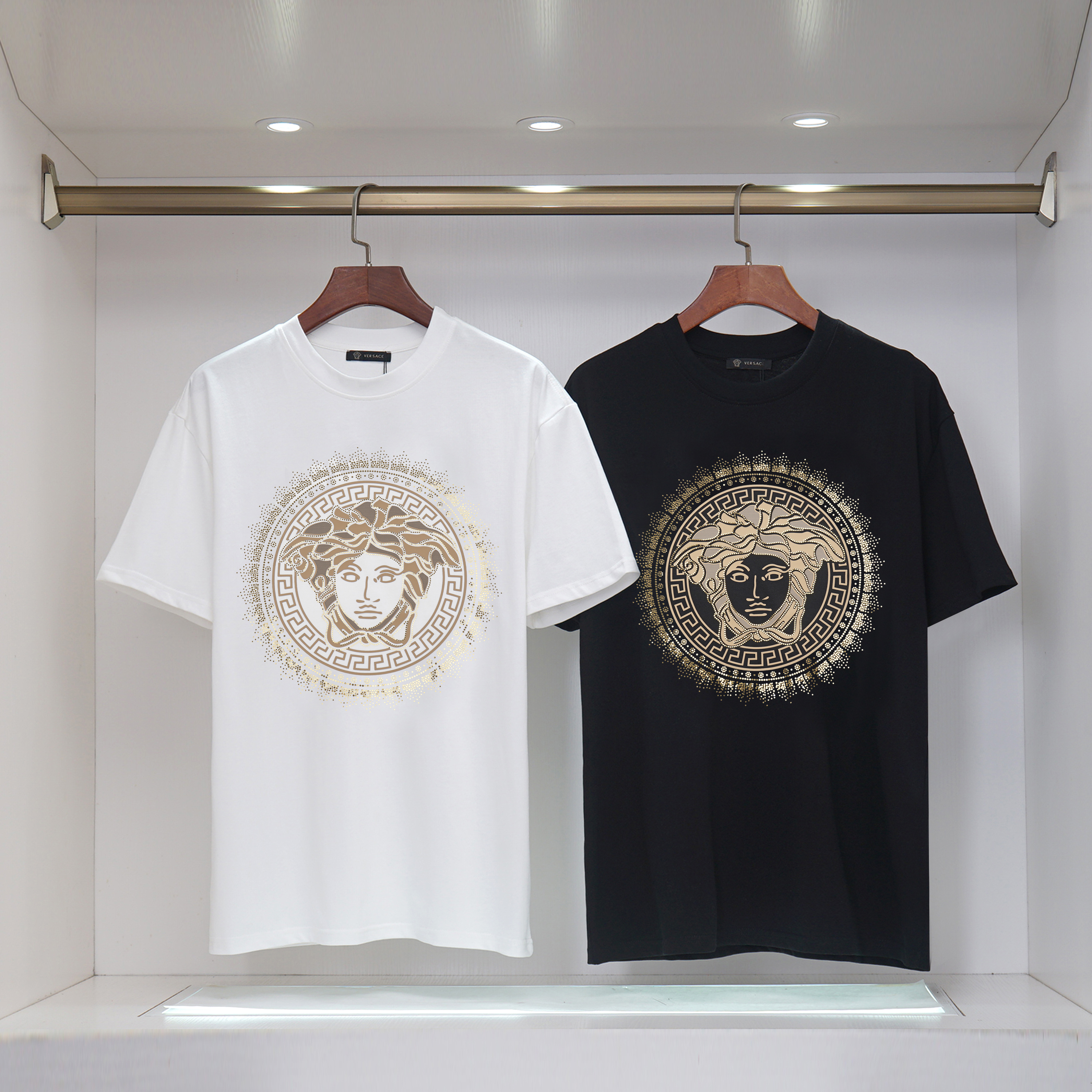 ヴェルサーチ Versace　Tシャツ　半袖　ブラック/ホワイト　プリントシャツ　クルーネック　メンズシャツ　T-shirt