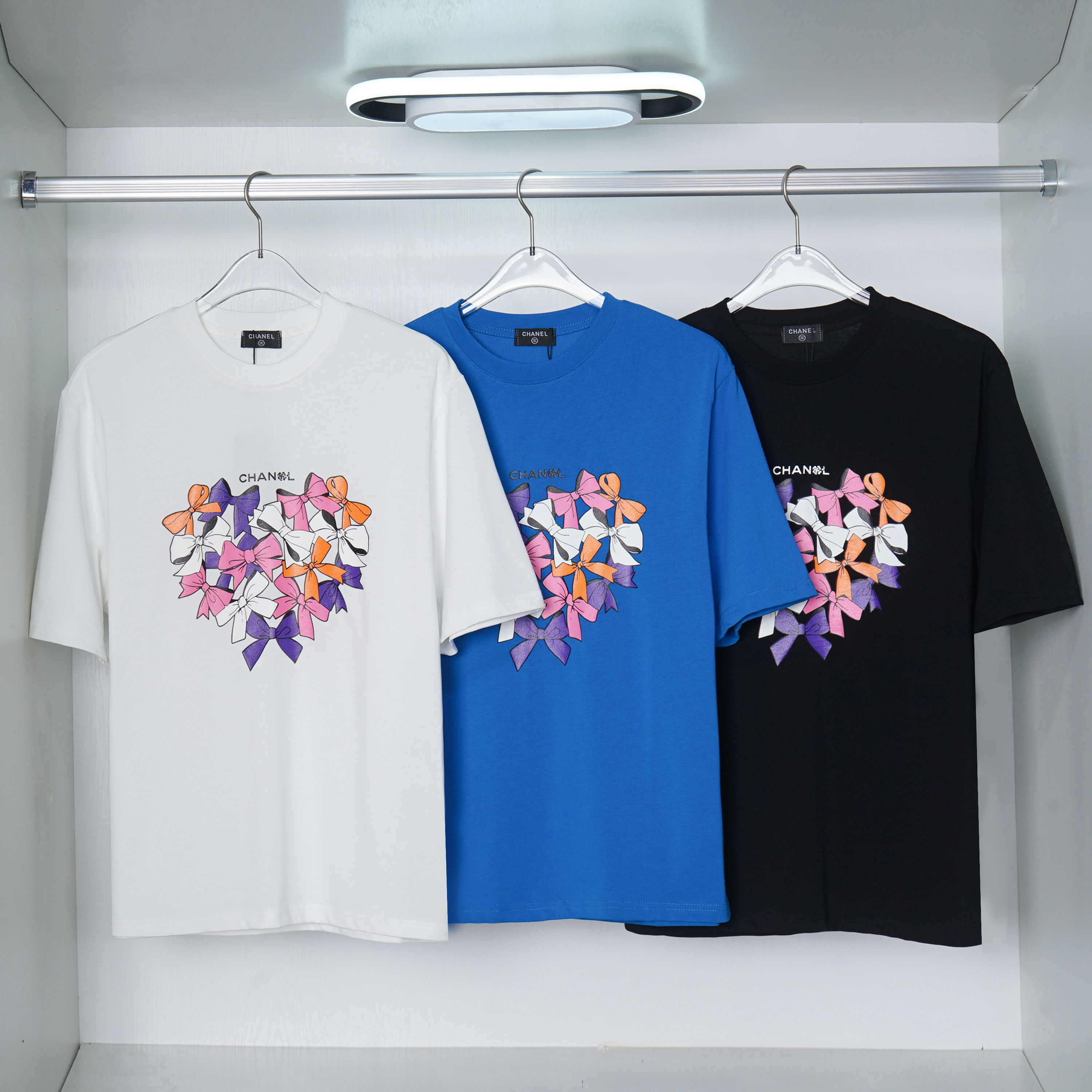 シャネル　CHANEL　半袖Ｔシャツ　夏　プリントシャツ　Tshirt　レディース　メンズ　クルーネックTシャツ　3色
