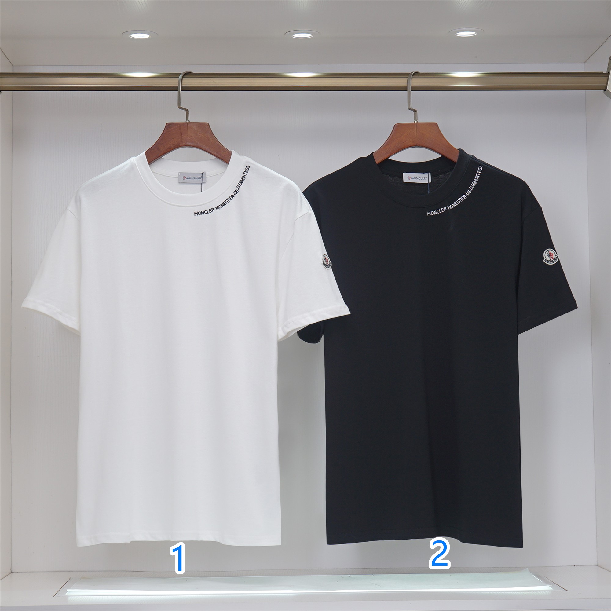 モンクレール　MONCLER　半袖シャツ　オシャレTシャツ　クルーネックシャツ　ブラック/ホワイト　男女兼用　カップルシャツ　刺繍　 T-shirt　2色