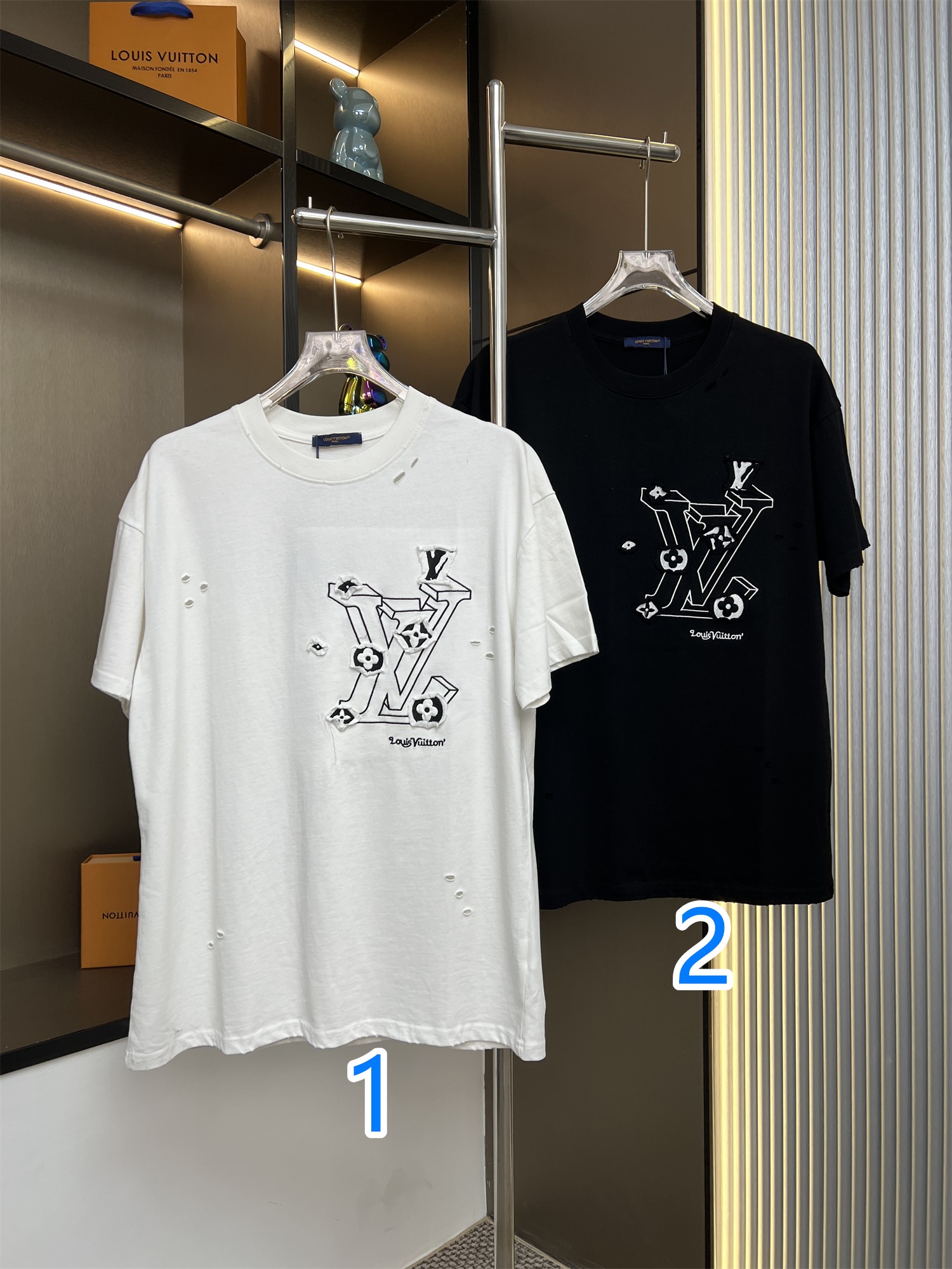 ルイヴィトン　Louis Vuitton　クルーネックTシャツ　T-Shirt　シャツ　半袖Tシャツ　メンズTシャツ　白/黒　刺繍シャツ　2色