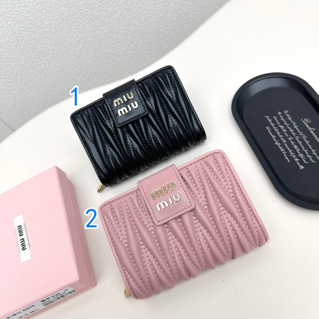 Miu Miu ミュウミュウ 折り財布 ファスナー チェーン ブラック ピンク