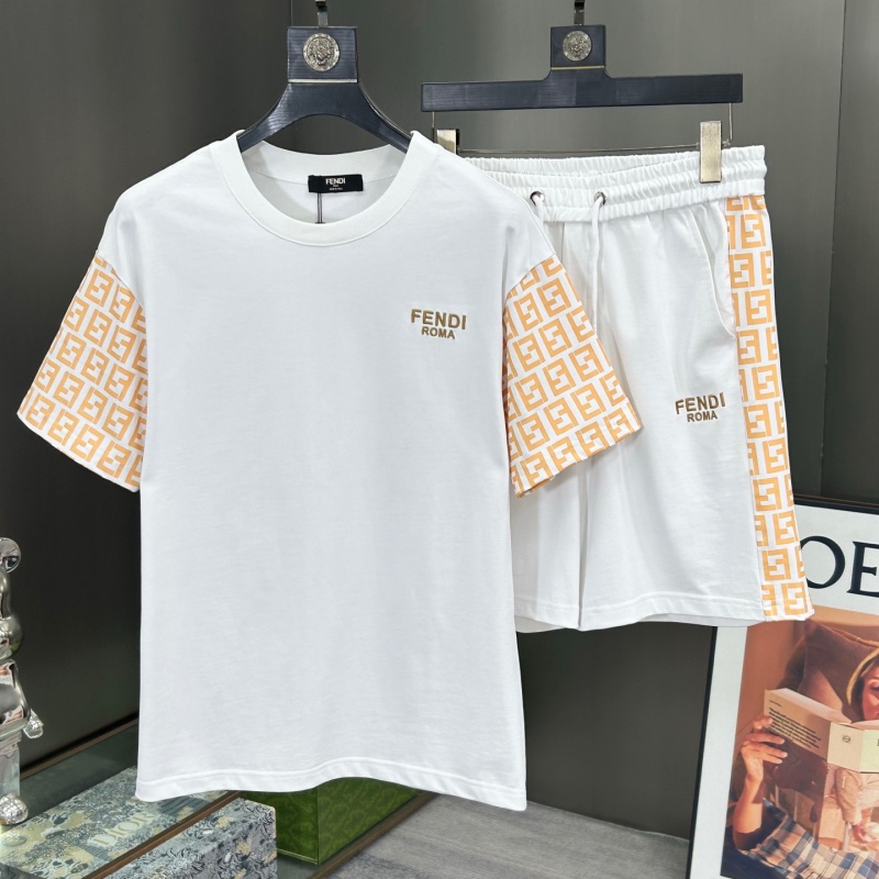 フェンディ　セットアップ　上下2点セットFENDI メンズ服　半袖Ｔシャツと半ズボン/ショートパンツ　カジュアルウェア