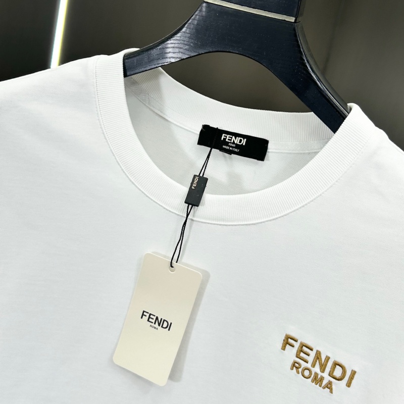 フェンディ　セットアップ　上下2点セットFENDI メンズ服　半袖Ｔシャツと半ズボン/ショートパンツ　カジュアルウェア - 画像 4