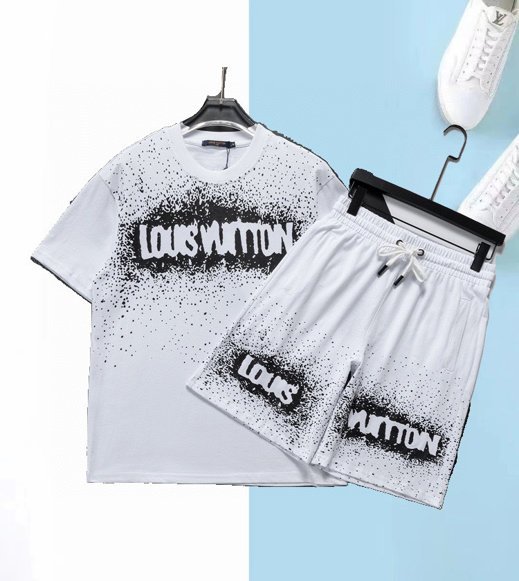 Louis Vuitton上下2点セットアップ　ルイヴィトン　半袖Ｔシャツと半ズボン　LVカジュアルウェア　モノグラム　メンズ　ブラック　ホワイト