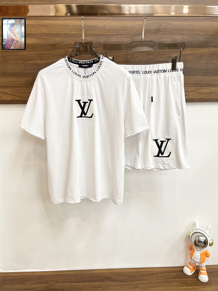 ルイヴィトン Louis Vuittonセットアップ　上下2点セット　モノグラム　白　半袖Ｔシャツとショートパンツ　刺繍　ホワイト　LVカジュアルウェア