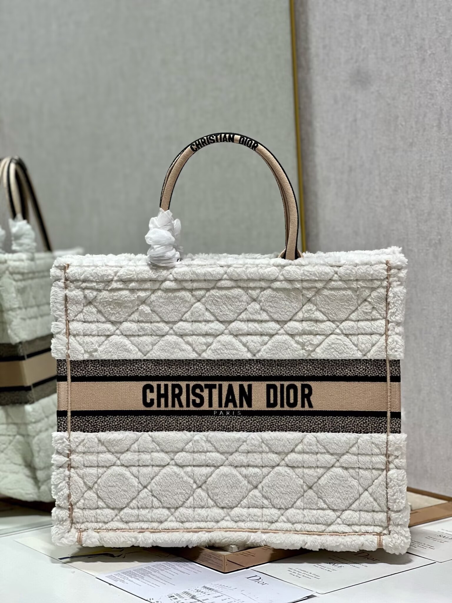 冬限定　ふわもこアイテム　ディオール　カナージュ　オブリーク ブック トート　バッグ　Dior　定番人気　 Book Tote　 Original　白　刺繍入れ　レディース　メンズ　トートバッグ