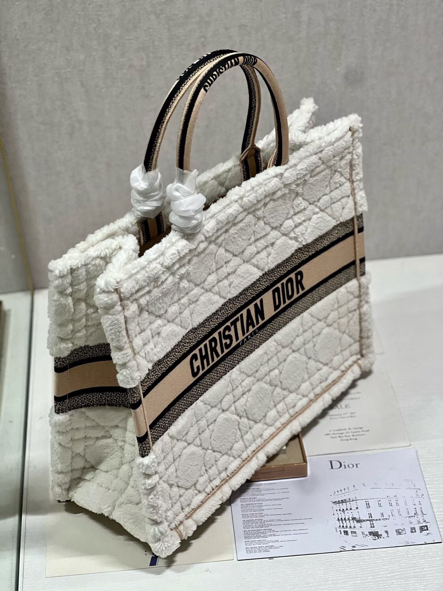 冬限定　ふわもこアイテム　ディオール　カナージュ　オブリーク ブック トート　バッグ　Dior　定番人気　 Book Tote　 Original　白　刺繍入れ　レディース　メンズ　トートバッグ - 画像 2