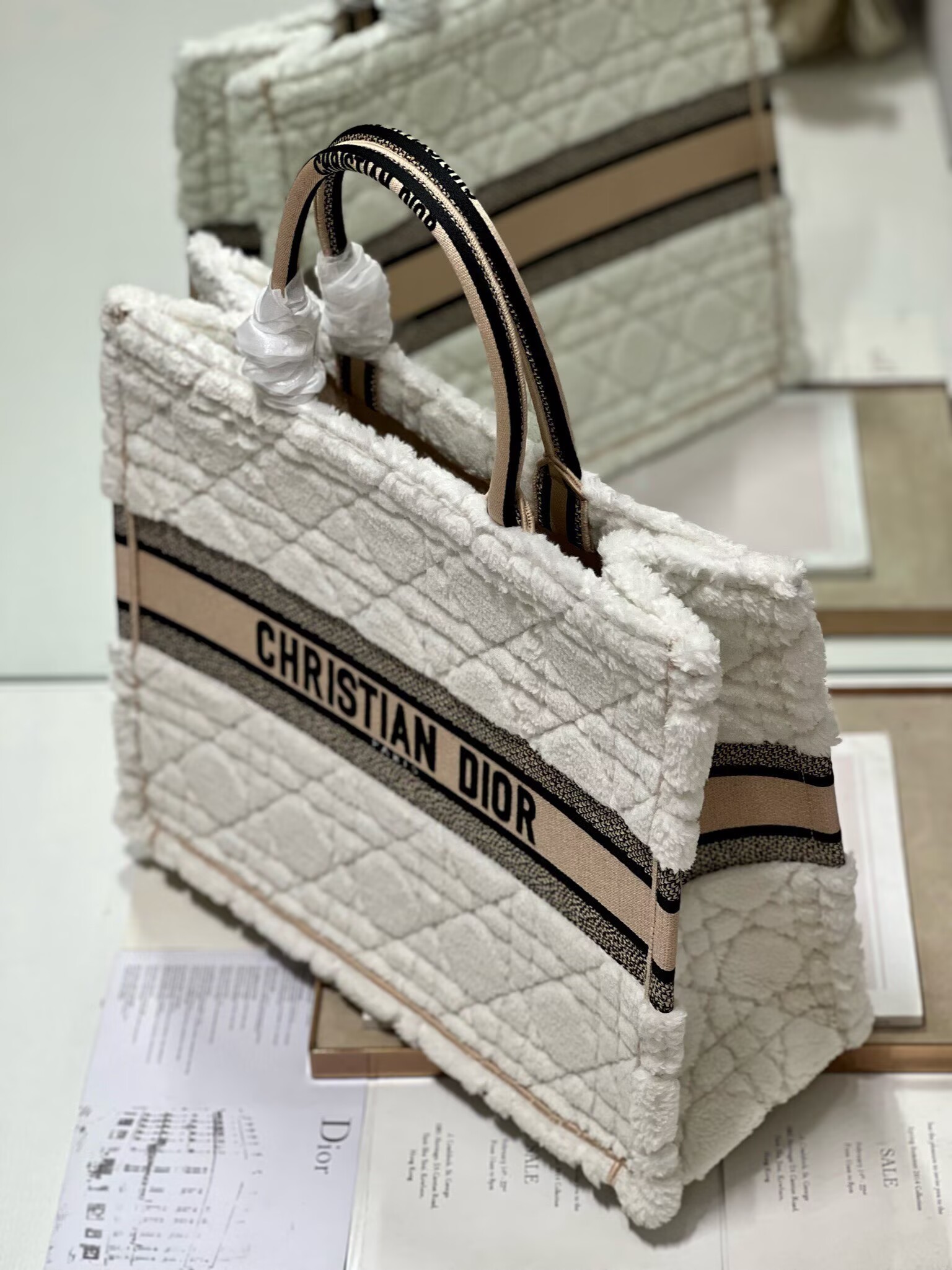 冬限定　ふわもこアイテム　ディオール　カナージュ　オブリーク ブック トート　バッグ　Dior　定番人気　 Book Tote　 Original　白　刺繍入れ　レディース　メンズ　トートバッグ - 画像 3
