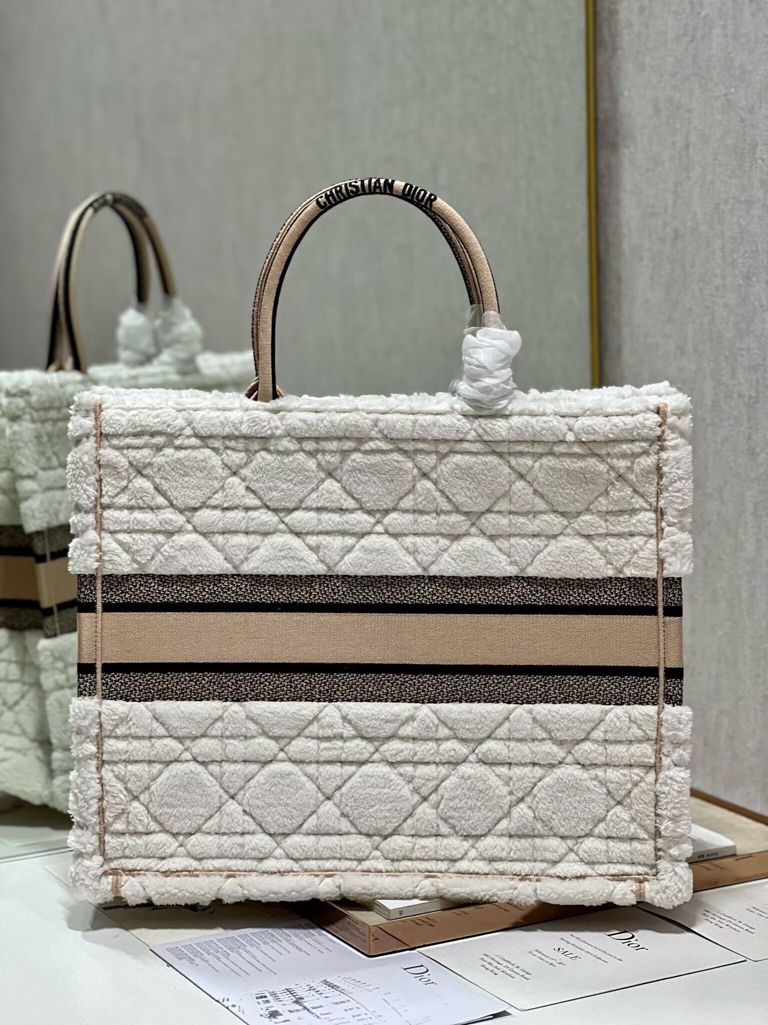 冬限定　ふわもこアイテム　ディオール　カナージュ　オブリーク ブック トート　バッグ　Dior　定番人気　 Book Tote　 Original　白　刺繍入れ　レディース　メンズ　トートバッグ - 画像 5