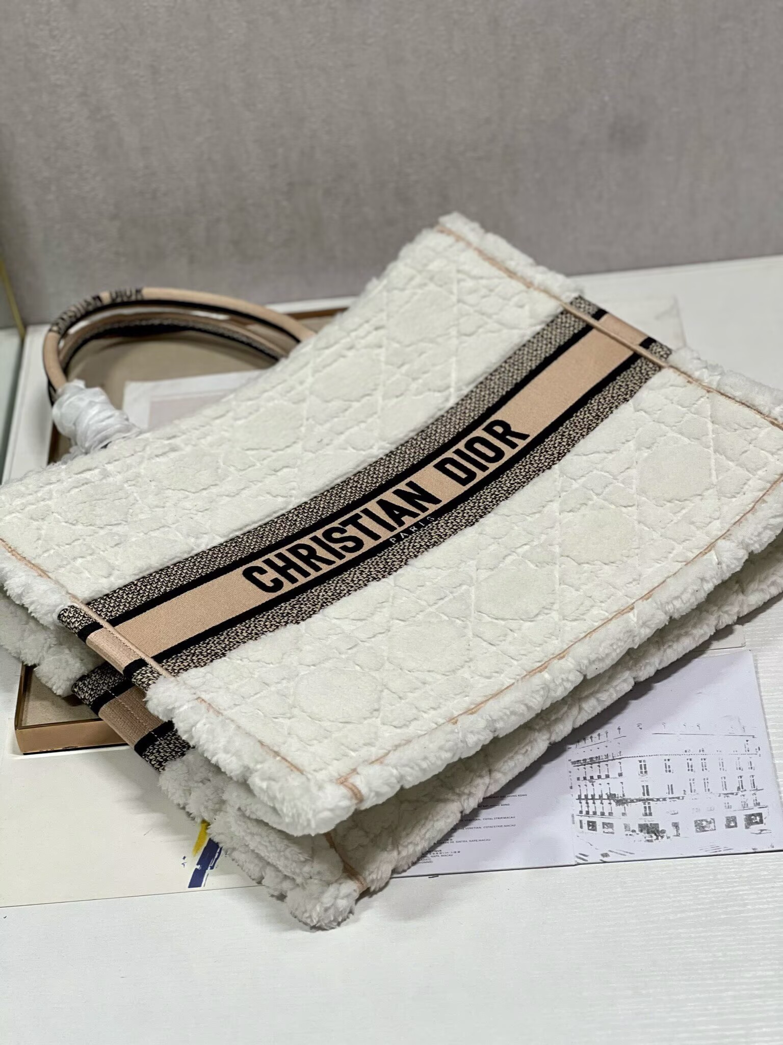 冬限定　ふわもこアイテム　ディオール　カナージュ　オブリーク ブック トート　バッグ　Dior　定番人気　 Book Tote　 Original　白　刺繍入れ　レディース　メンズ　トートバッグ - 画像 4