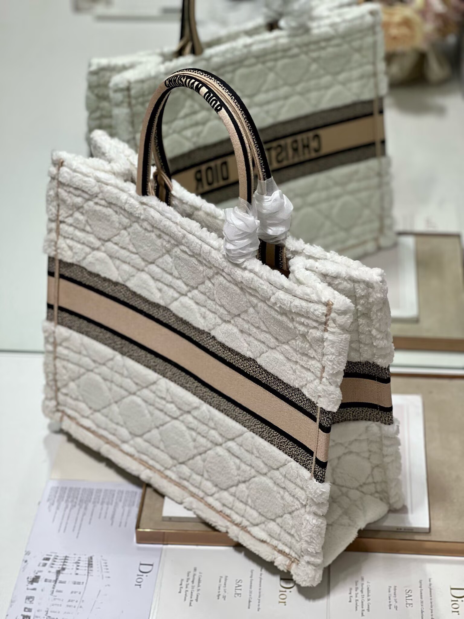 冬限定　ふわもこアイテム　ディオール　カナージュ　オブリーク ブック トート　バッグ　Dior　定番人気　 Book Tote　 Original　白　刺繍入れ　レディース　メンズ　トートバッグ - 画像 6