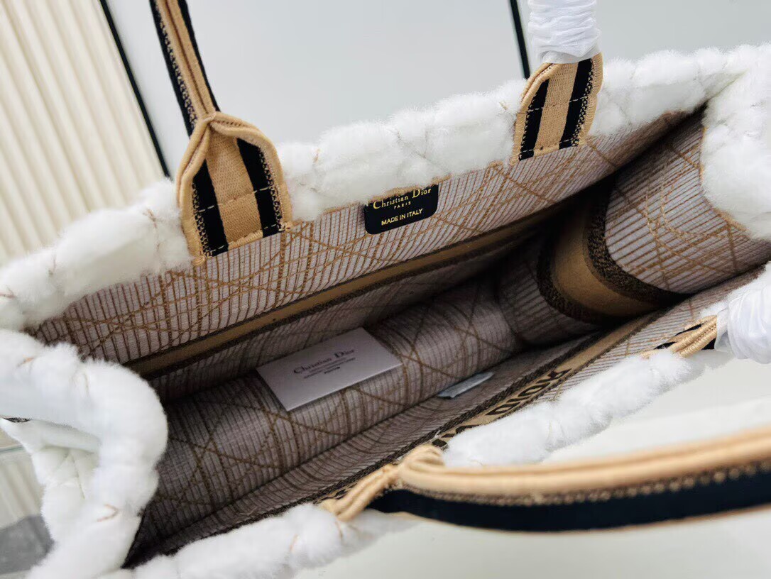 冬限定　ふわもこアイテム　ディオール　カナージュ　オブリーク ブック トート　バッグ　Dior　定番人気　 Book Tote　 Original　白　刺繍入れ　レディース　メンズ　トートバッグ - 画像 8