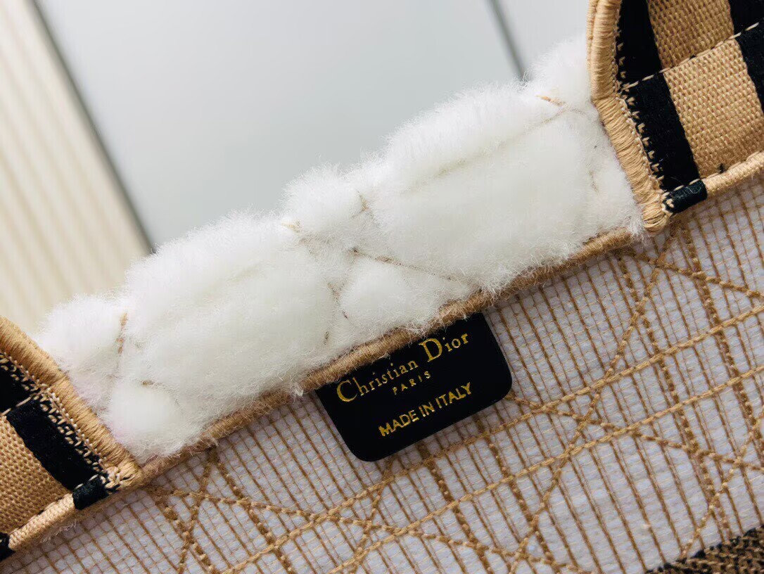 冬限定　ふわもこアイテム　ディオール　カナージュ　オブリーク ブック トート　バッグ　Dior　定番人気　 Book Tote　 Original　白　刺繍入れ　レディース　メンズ　トートバッグ - 画像 9