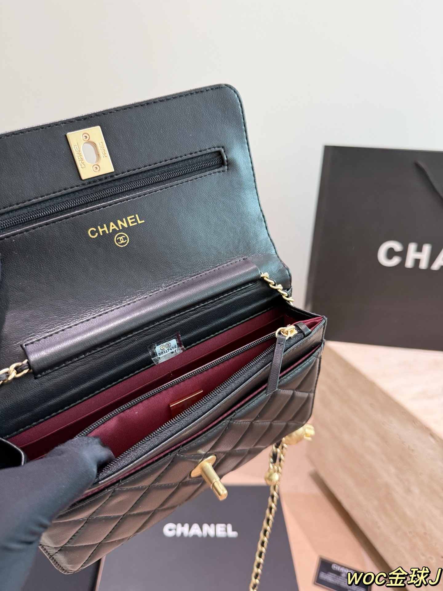 シャネルココボール  CHANEL チェーンウォレット ホイッスル型  19×11cm 💼✨ - 画像 16