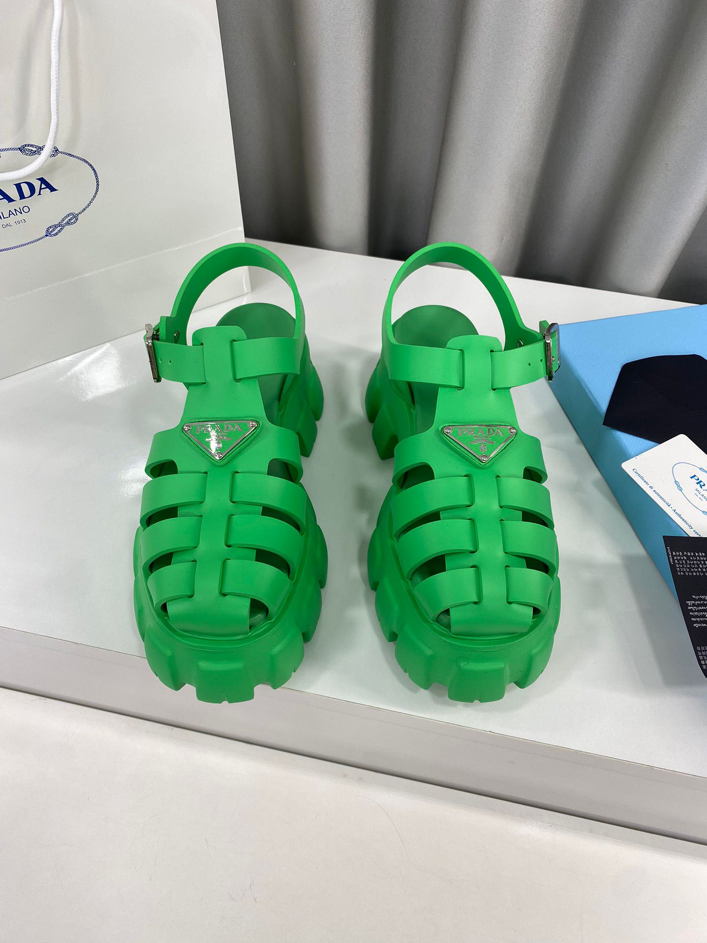 【希少】 PRADA ロゴ入り ラグソール ゴム サンダル イエロー 希少】 PRADA ロゴ入り ラグソール ゴム サンダル イエロー