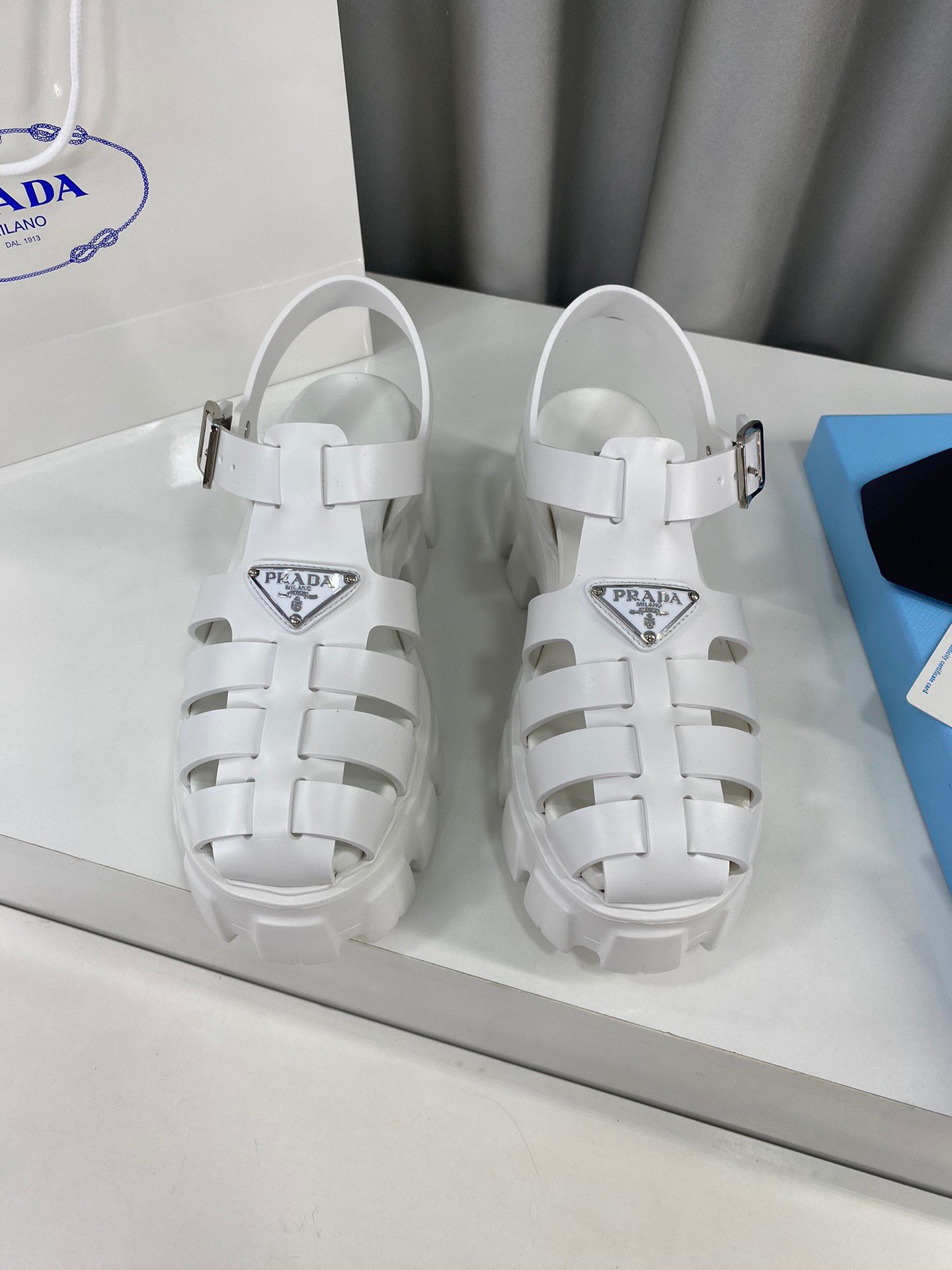 【希少】 PRADA ロゴ入り ゴムひも バックル留め サンダル 希少】 PRADA ロゴ入り ゴムひも バックル留め サンダル (PRADA