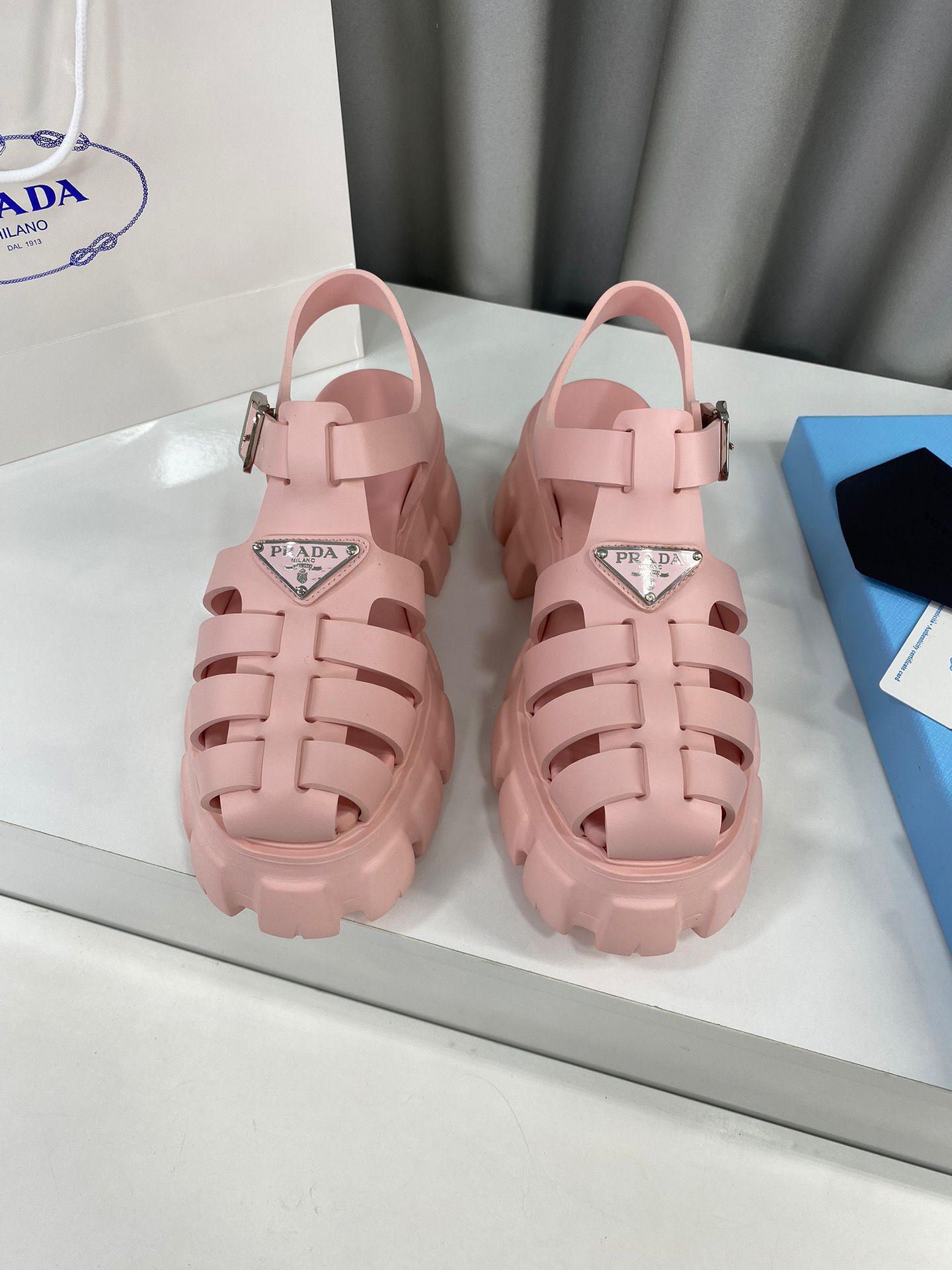 IT37★SALE★PRADA★ラバー サンダル バックルストラップピンク yukishop【激安コピー通販】 / プラダ モノリス ラバー サンダル