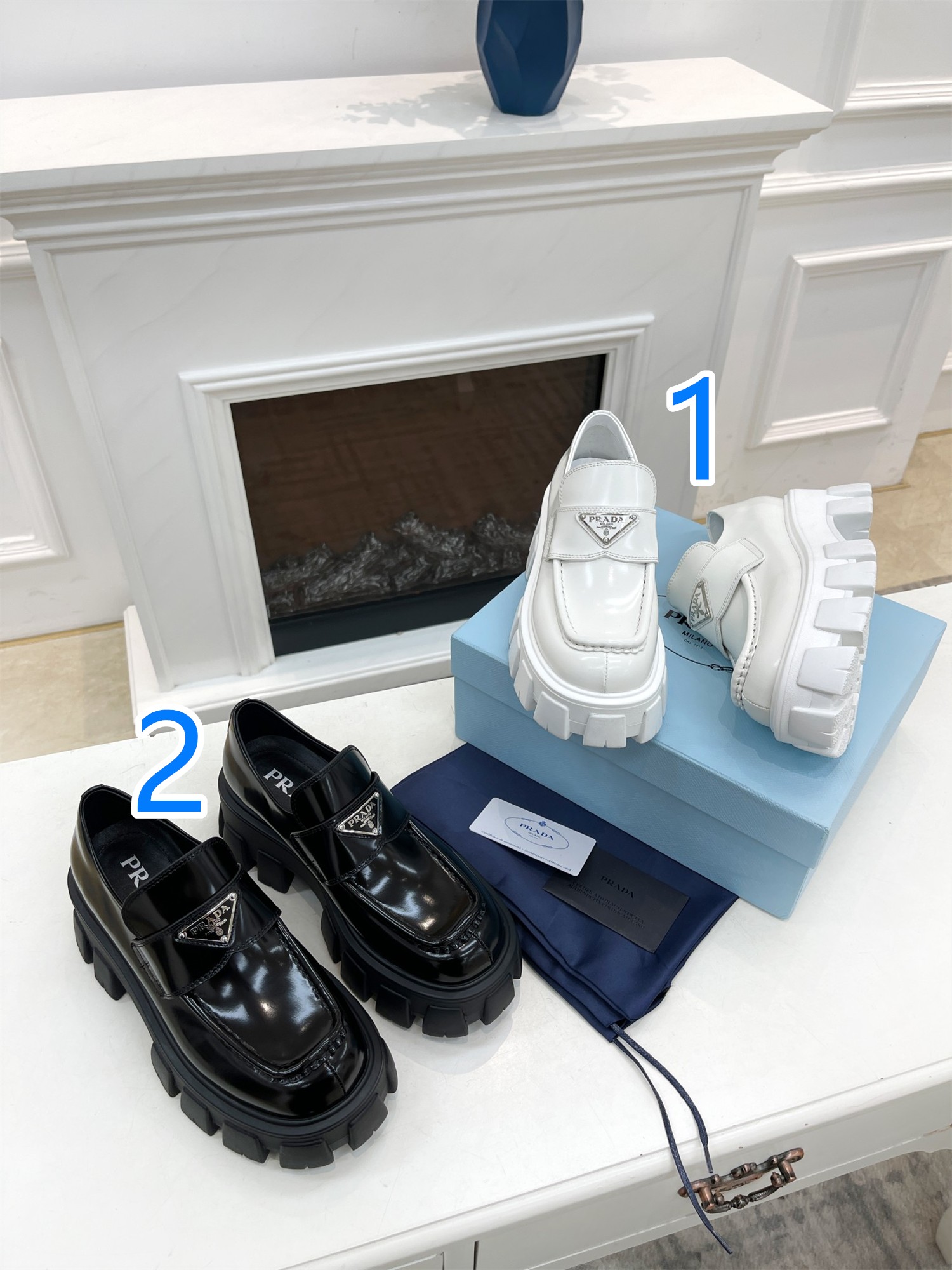 大注目　プラダ　PRADA　モノリス パテントレザー　ローファー　メタルロゴ　人気　厚底