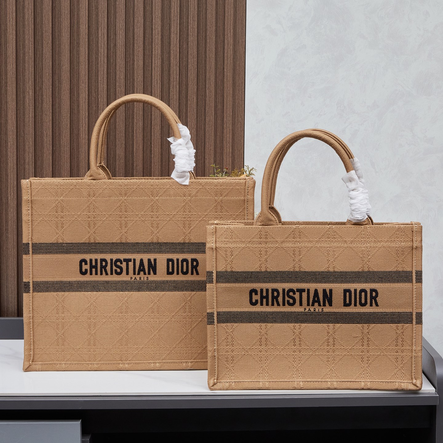 新品・未使用　Christian Dior　クリスチャンディオール　ブックトート　Book Tote　トートバッグ　ミディアム/ラージ　刺繍　レディースバッグ