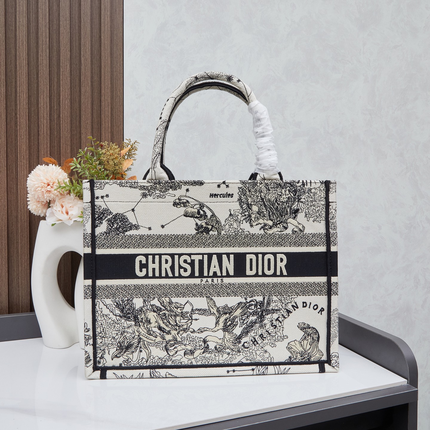 お洒落な存在♡【DIOR】Dior Book Tote バッグ ミディアム Dior ディオール ブックトート バッグ ミディアム♡ (Dior