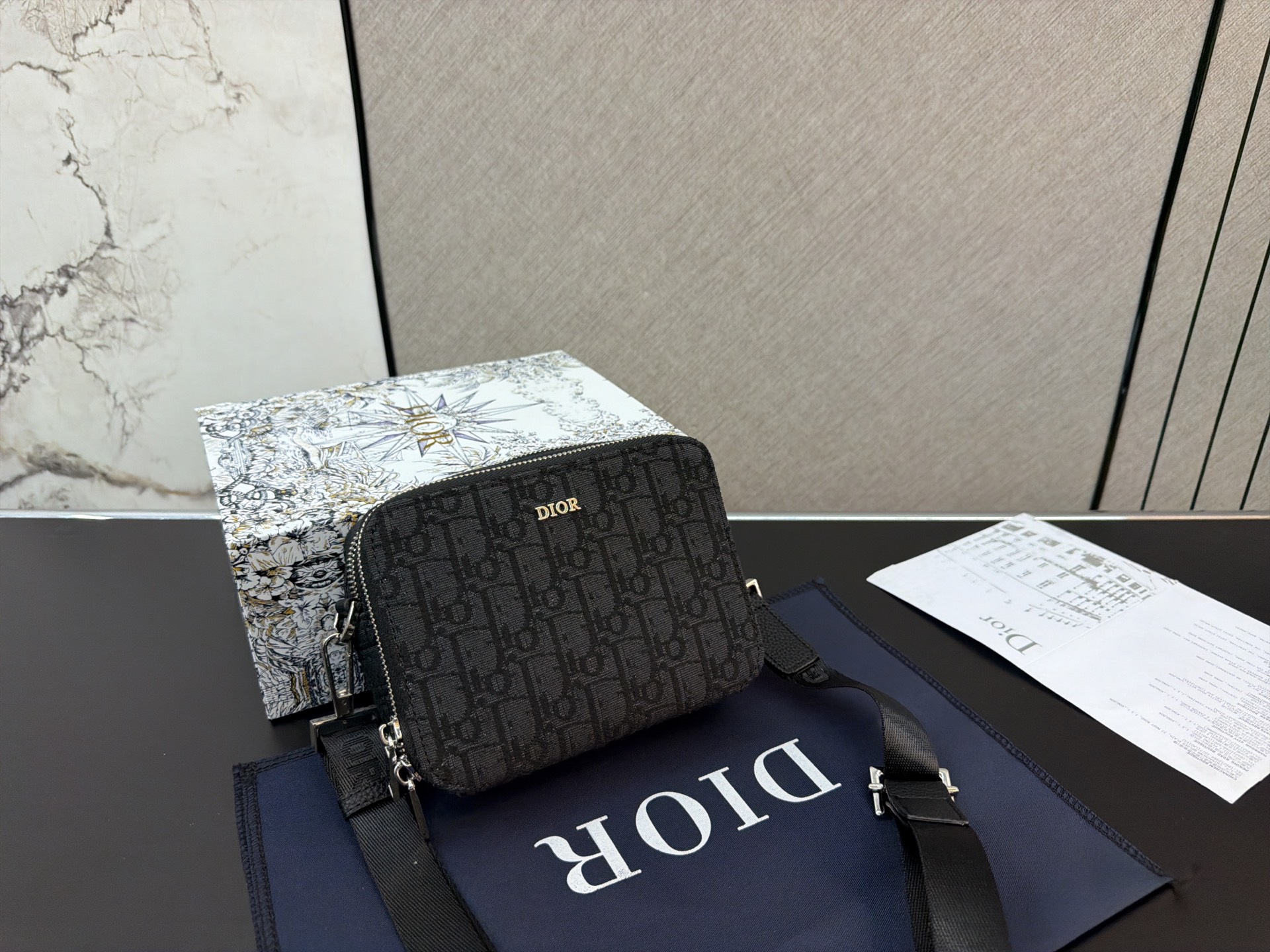 Diorディオール オブリーク ジャカード ストラップ付き ジップポーチ ショルダーバッグ モノグラムキャンバス 上品なデザイン レディースに人気の定番モデル - 画像 3