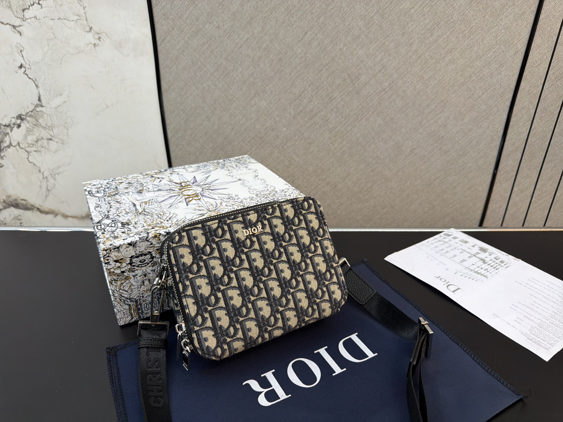 Diorディオール オブリーク ジャカード ストラップ付き ジップポーチ ショルダーバッグ モノグラムキャンバス 上品なデザイン レディースに人気の定番モデル - 画像 4