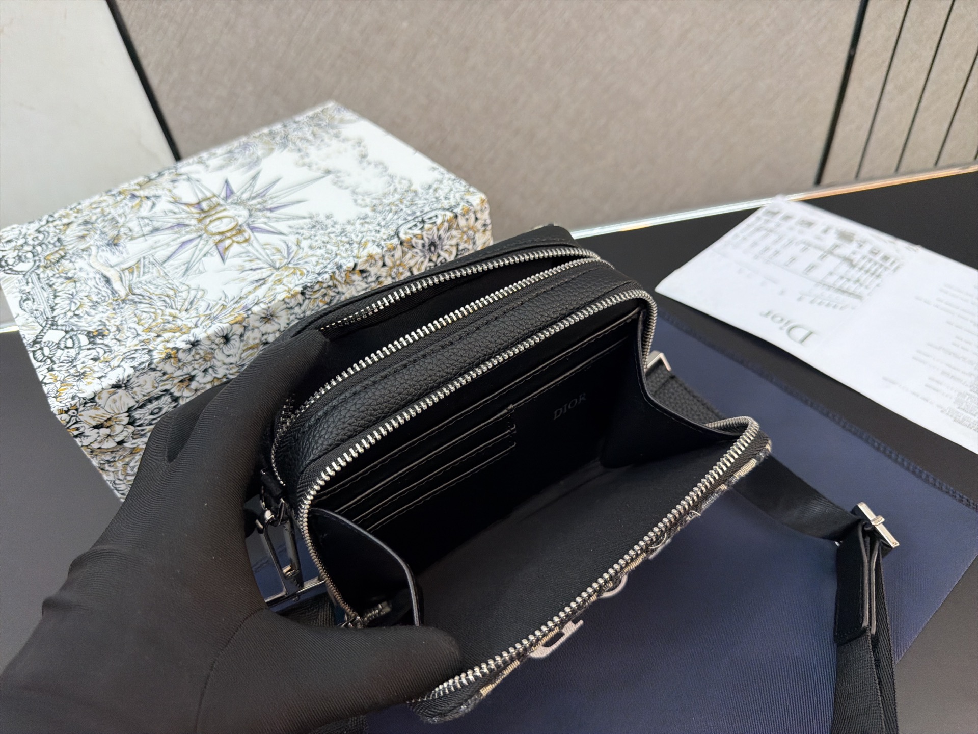 Diorディオール オブリーク ジャカード ストラップ付き ジップポーチ ショルダーバッグ モノグラムキャンバス 上品なデザイン レディースに人気の定番モデル - 画像 8