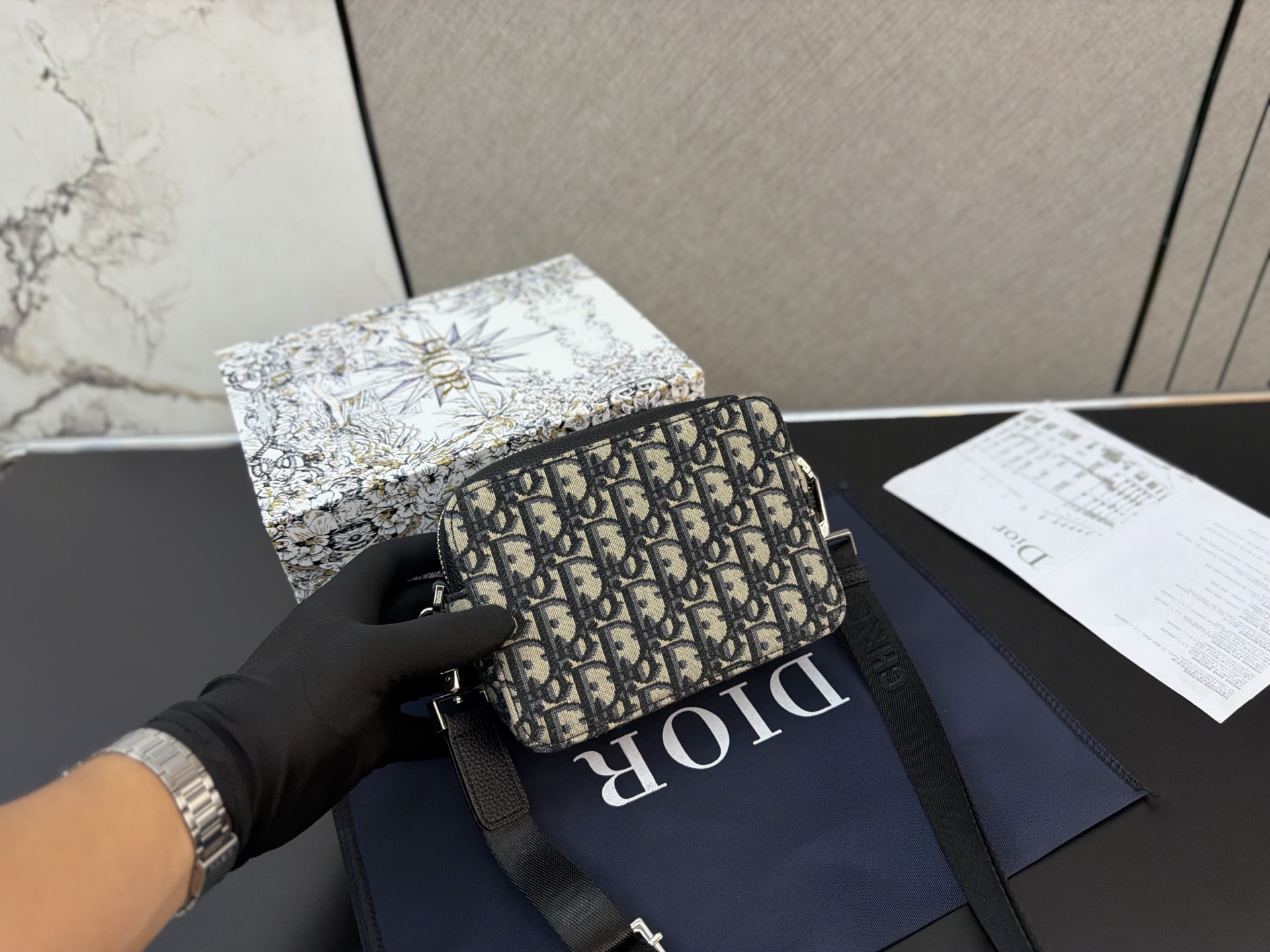 Diorディオール オブリーク ジャカード ストラップ付き ジップポーチ ショルダーバッグ モノグラムキャンバス 上品なデザイン レディースに人気の定番モデル - 画像 5