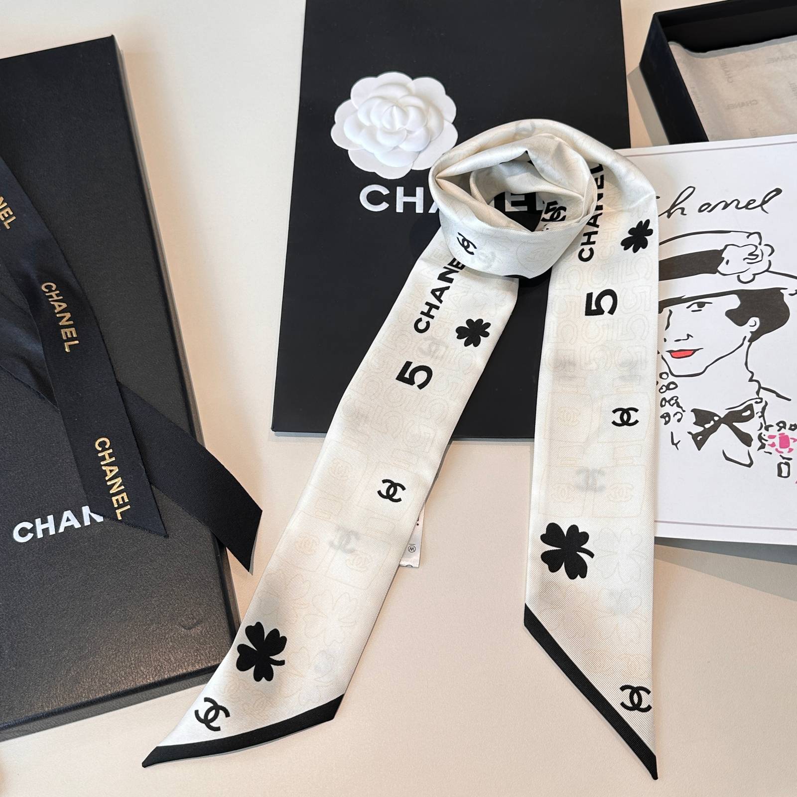 CHANEL シャネル ロゴ柄 ネックタイスカーフ 四葉草 アルファベット柄 2色 - 画像 1