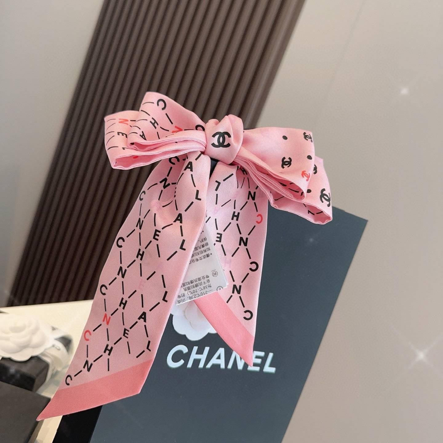 CHANEL シャネル ロゴ柄 ネックタイスカーフ 四葉草 アルファベット柄 2色 - 画像 2