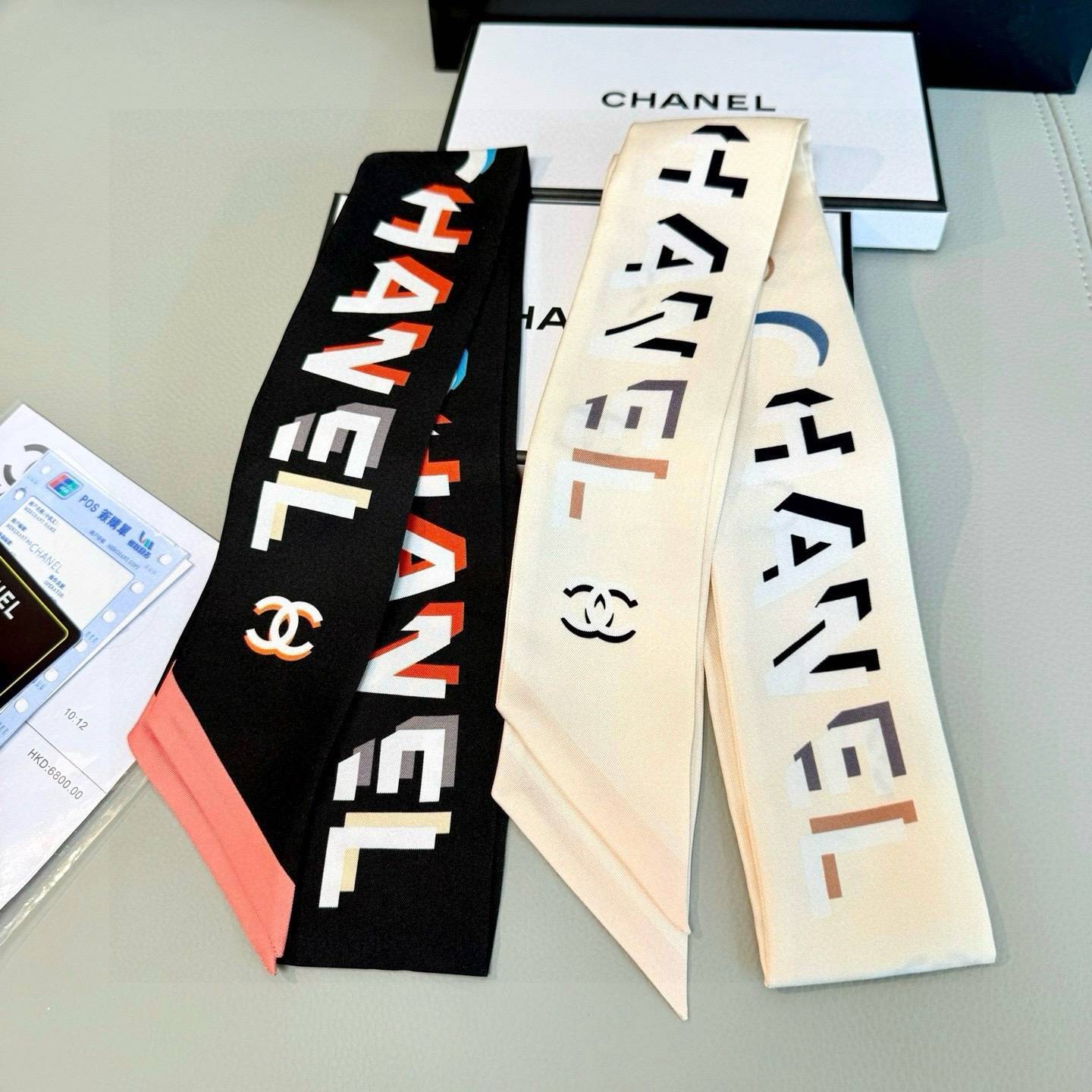 CHANEL シャネル ロゴ柄 シルク調 ロングスカーフ ベージュ ブラック - 画像 6