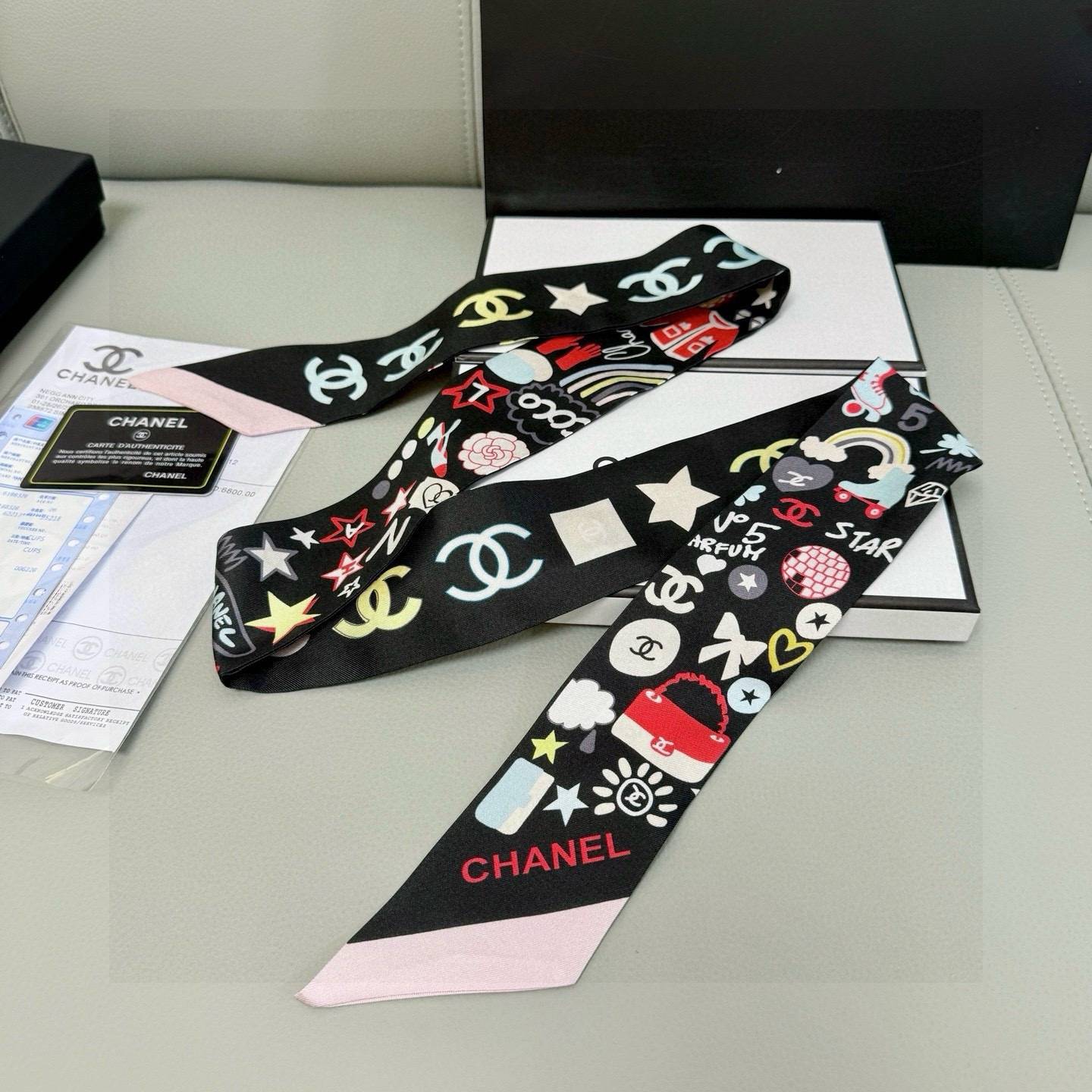 CHANEL コーチ シルク調スカーフ グラフィック柄 多色展開 ブラック - 画像 2
