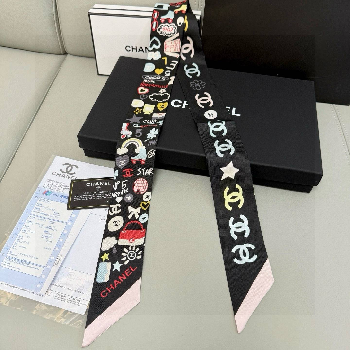 CHANEL コーチ シルク調スカーフ グラフィック柄 多色展開 ブラック - 画像 3